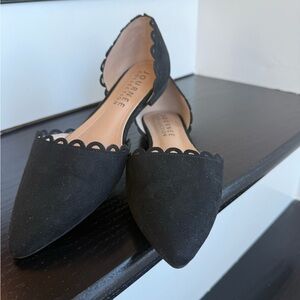 Journee Scalloped Black Flats